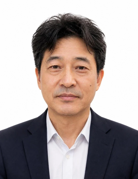 흰 배경과 단정한 의상으로 보정한 사진